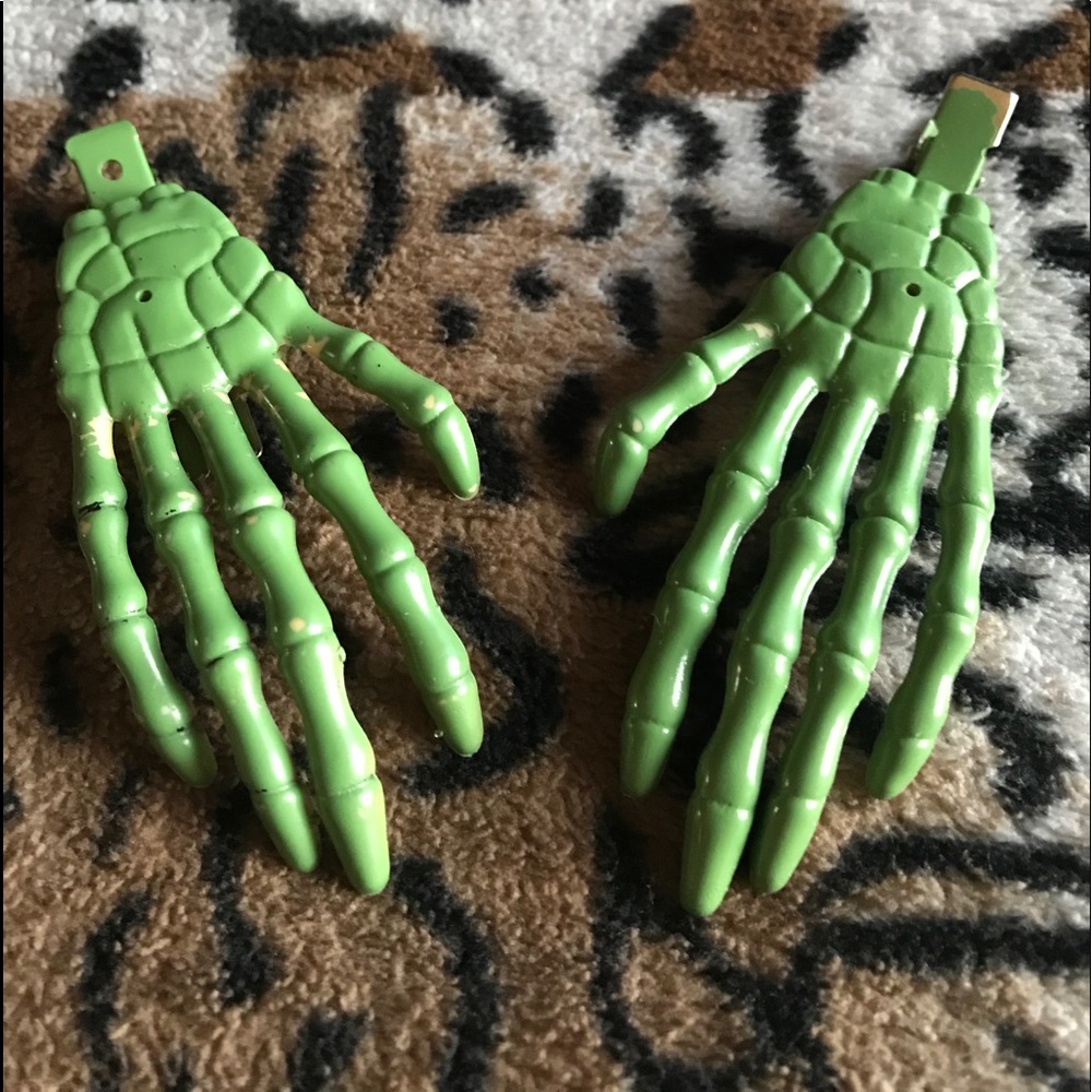 Skull hairpins green